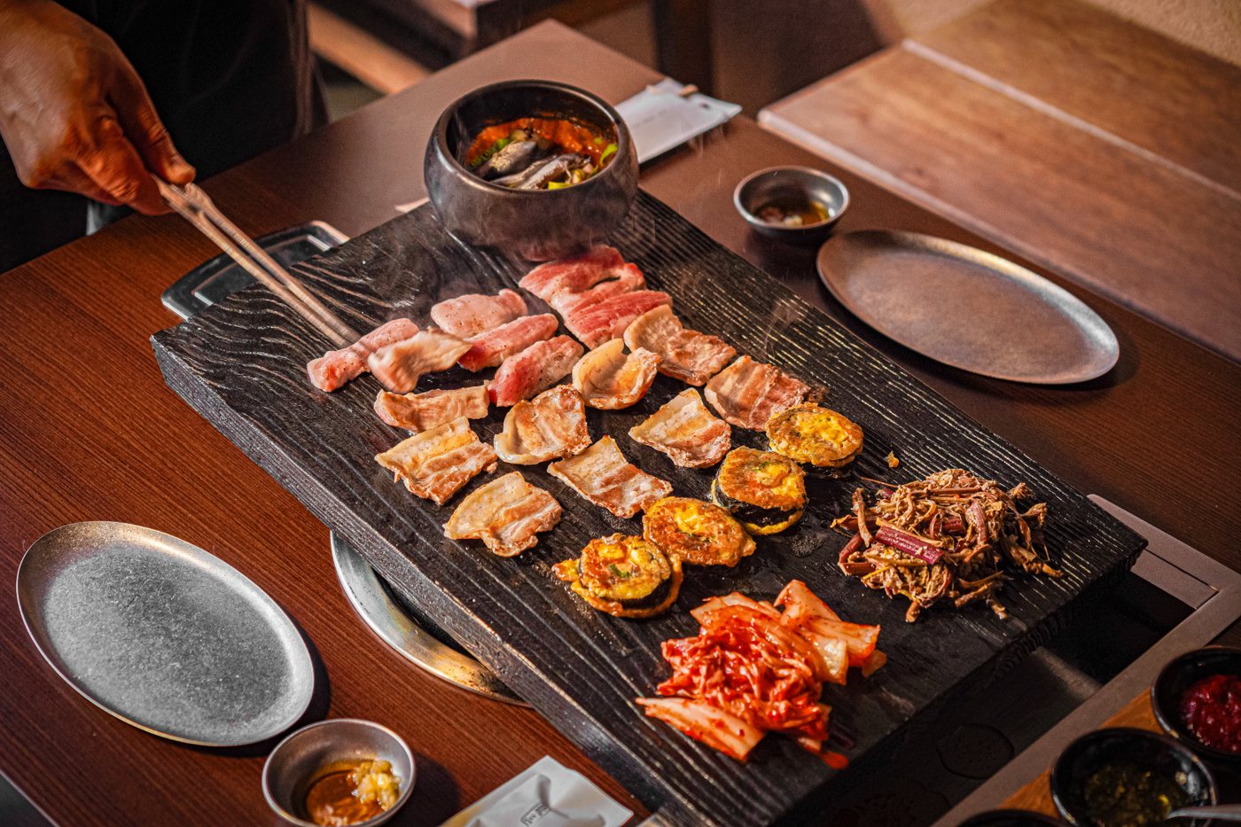 불판 위에 고기와 김밥전·김치·고사리를 함께 올린 한 상
